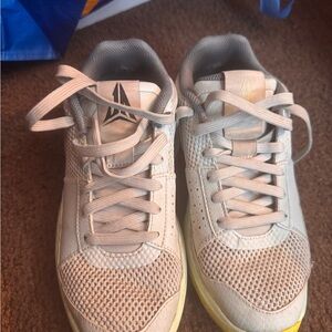 Nike Kids Sneakers in Light Gray and Yellow